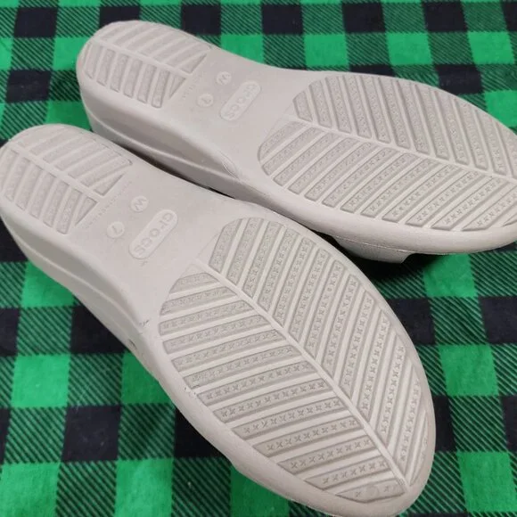 Crocs - Women's Sanrah Strappy Wedge - Womens US 7 - Picture 3 of 3